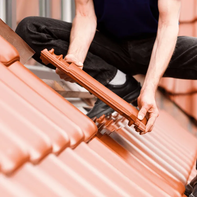 remplacement de tuiles sur un toit en tuiles